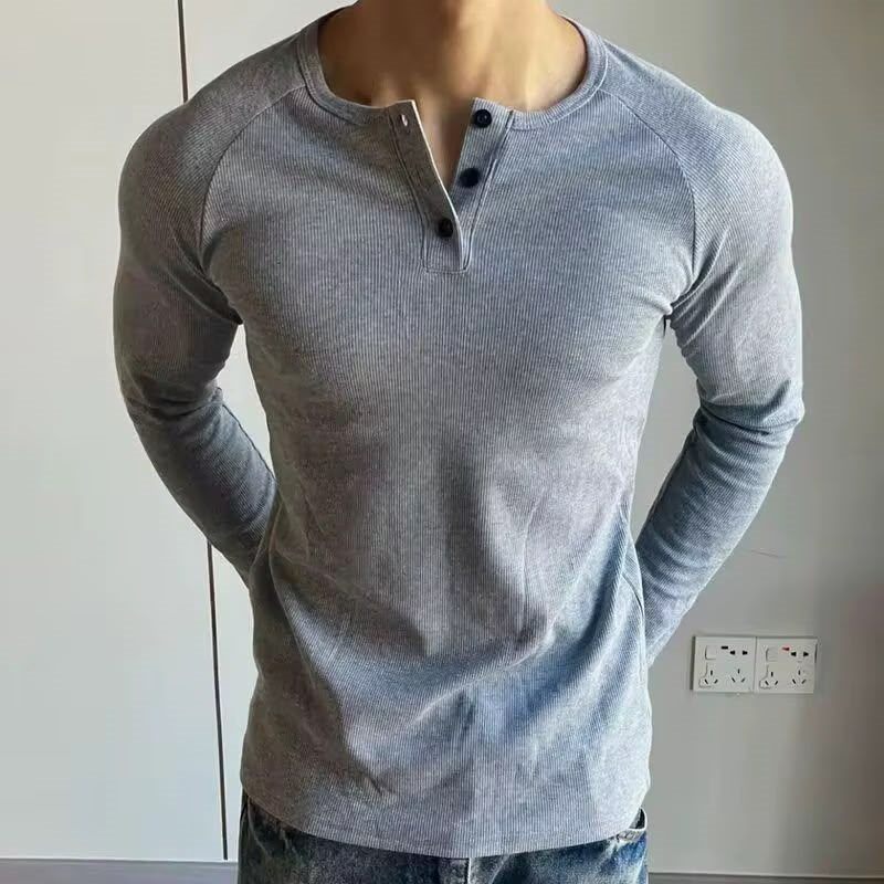 Henley manga larga gris en modelo