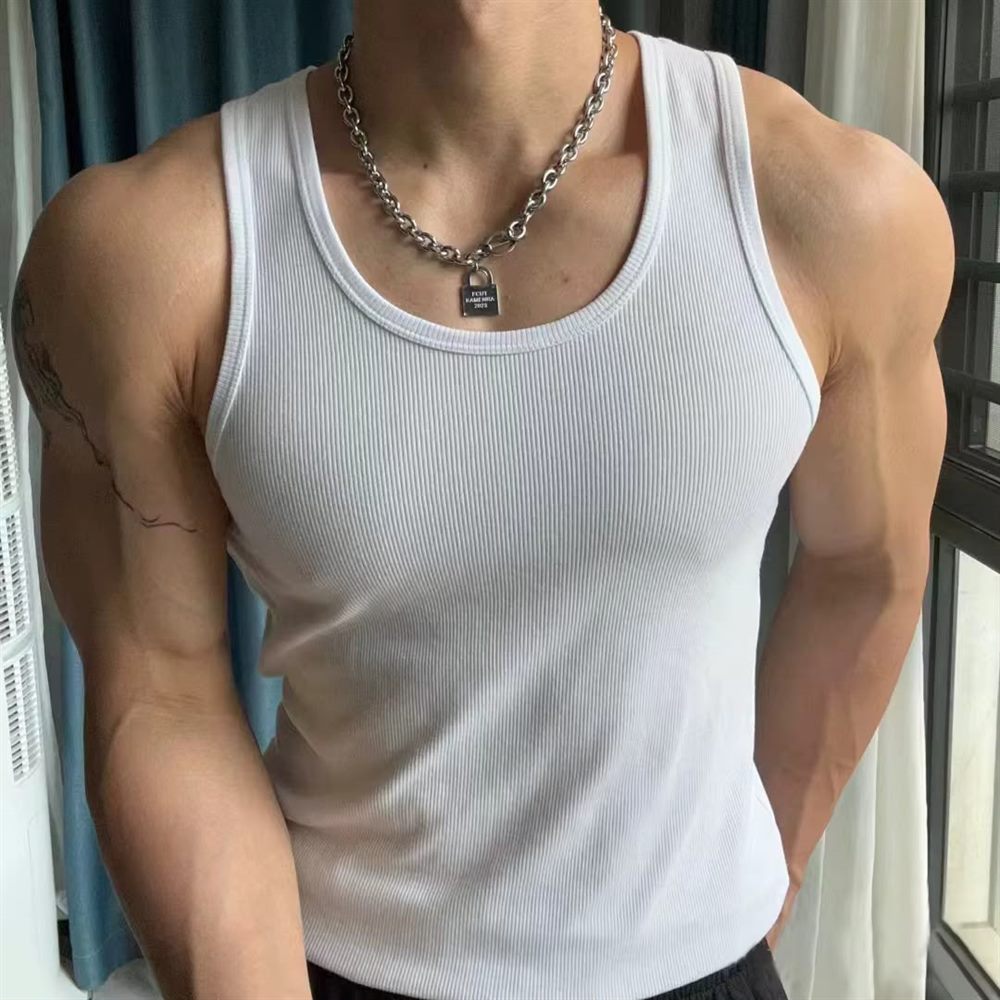 Tank top blanco en modelo