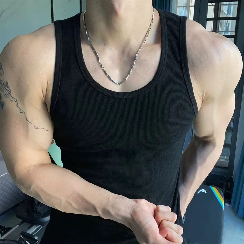 Tank top negro en modelo